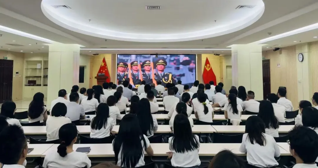 铭记历史 开创未来丨海南橡胶组织集中观看纪念中国人民抗日战争暨世界反法西斯战争胜利80周年大会直播
